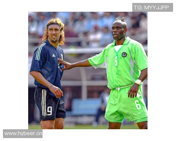 足球明星与粉丝亲密互动温馨瞬间分享头发的特别记忆