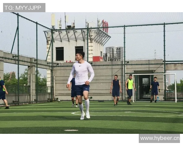 足球明星骑行训练时刻展现拼搏精神与运动魅力的精彩瞬间